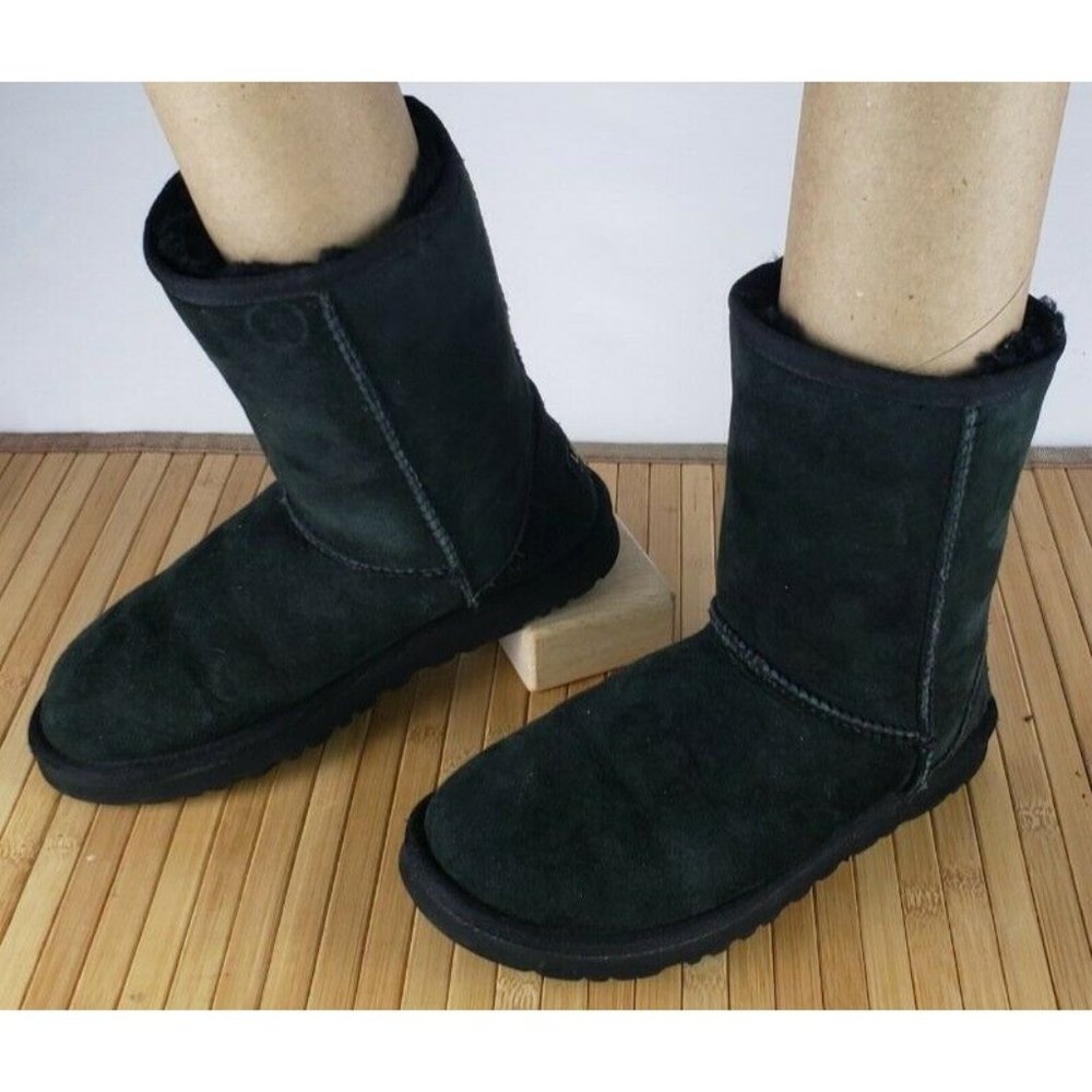 UGG CLASSIC SHORT II BOOT F3015F size 5